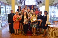 Зайцева Наталья Валентиновна  - верхний ряд, третья слева направо